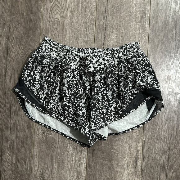 Lululemon Hotty Hot Short Chirasu Black Chirakasu Alpine White Black size 6 - Picture 4 of 6
